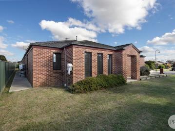 The Ultimate Family Lifestyle on an Expansive 1,103sqm Court Allotment