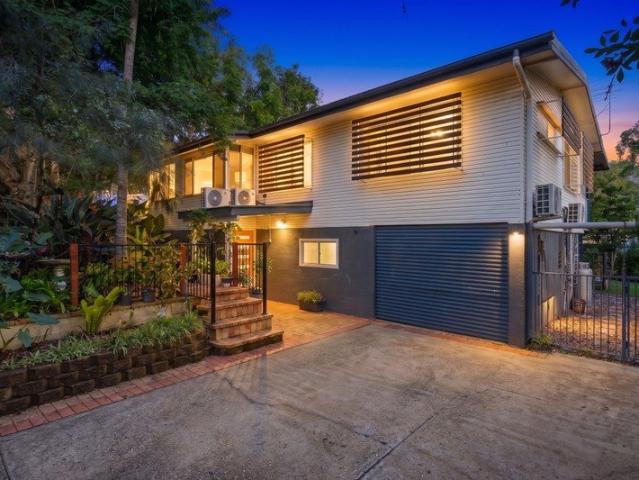 The Ultimate Family Retreat | Pool, Pizza Oven & Seamless Indoor Outdoor Living