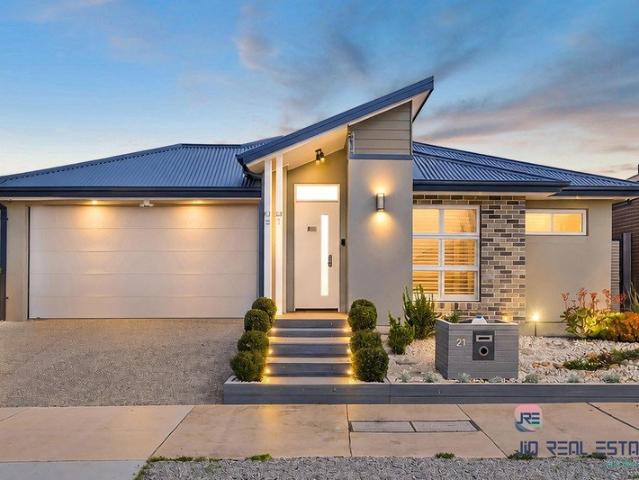 The Ultimate Fusion of Modern Luxury and Coastal Convenience, Family Haven with Multiple Living Zones