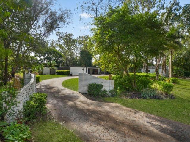The Ultimate Karalee Renovator with Dual Living! Boasting 4,176m2 Allotment