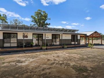 The Ultimate Off Grid Lifestyle Retreat Walk to Town!