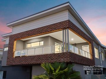 THE ULTIMATE LOCK UP AND LEAVE LIFESTYLE, MINUTES FROM EVERYTHING!