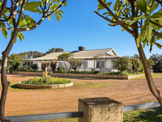 The Ultimate Lifestyle Package Space for Horses or Hobbies and Family Living