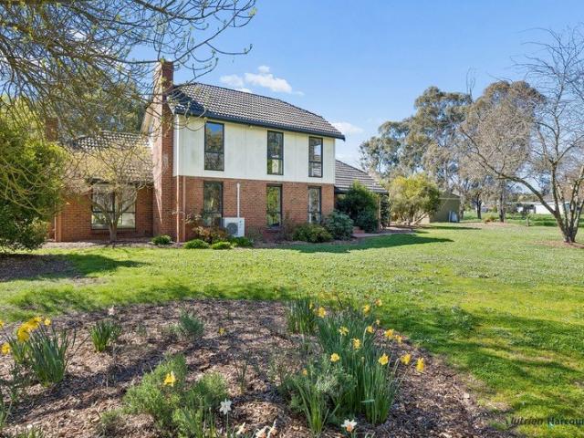 The Ultimate Lifestyle Property Acreage, Elegance & Convenience