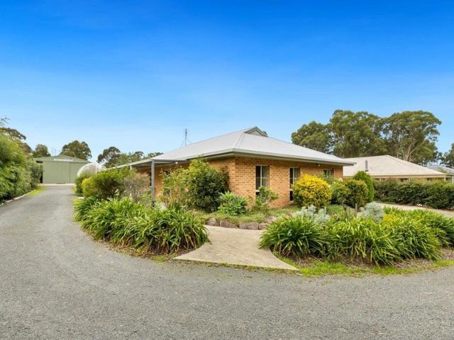 THE ULTIMATE PACKAGE â A DREAM SHED, HUGE BLOCK & BY THE WATER
