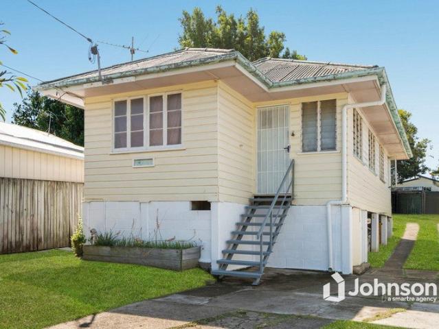 THE ULTIMATE RENOVATOR IN SOUGHT AFTER NEIGHBOURHOOD!