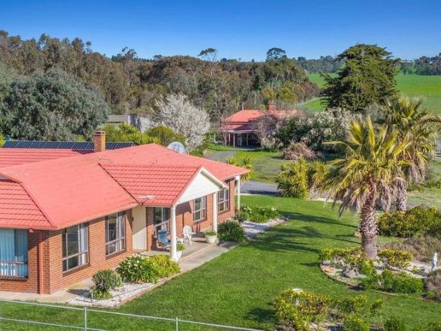 The Ultimate Rural Retreat: Panoramic Views & Passive Income