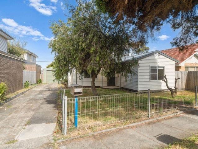 ACZ1 Zoned Potential: Steps from the Sand and the City Centre