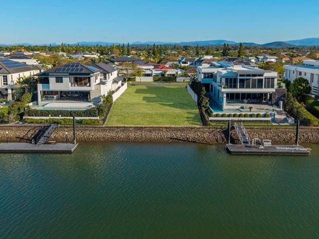 The Ultimate Waterfront Canvas in Hope Island Resort