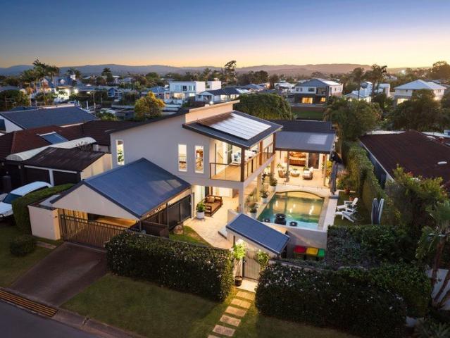 The Ultimate Waterfront Entertainer in Benowa