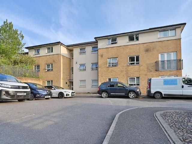 The Uplands, Bricket Wood AL2, 2 bed flat to rent, £1,650 pcm | PrimeLocation