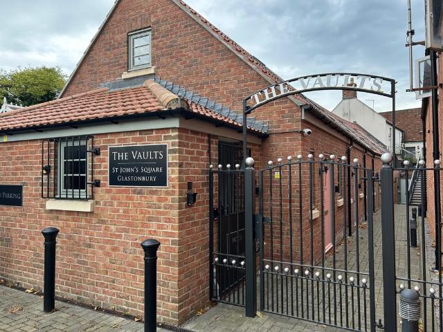 The Vaults Saint Johns Square. 1 bed cottage to rent £1,550 pcm £358 pw