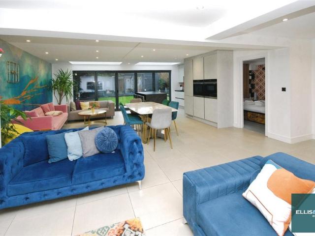 The Vale, Golders Green, NW11 3 bed apartment to rent £4,000 pcm £923 pw