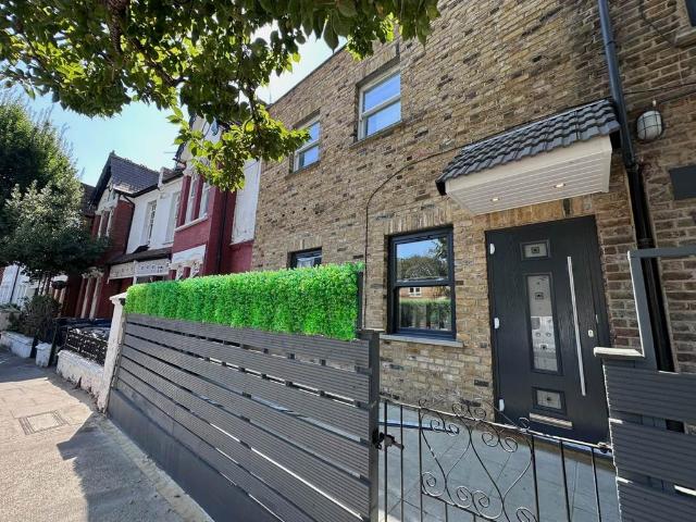 The Vale, London 2 bed terraced house to rent £2,600 pcm £600 pw