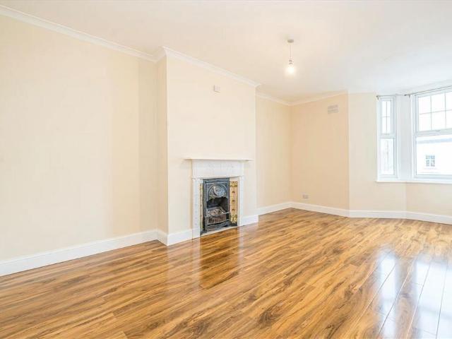 The Vale, LONDON W3 2 bed flat to rent £2,300 pcm £531 pw