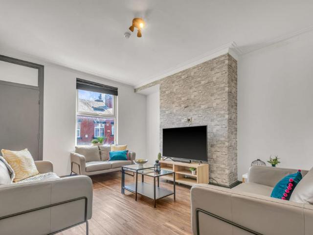 THE VILLAGE STREET, Leeds 7 bed house to rent £3,033 pcm £700 pw