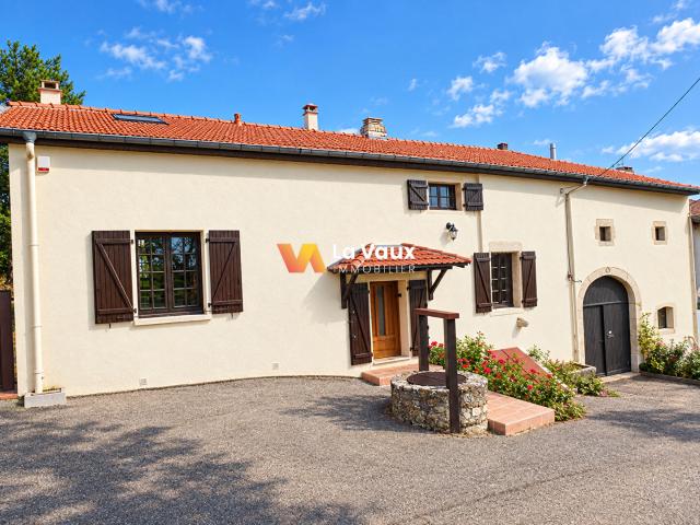 THELOD, secteur XEUILLEY: grande maison de village 180 m2