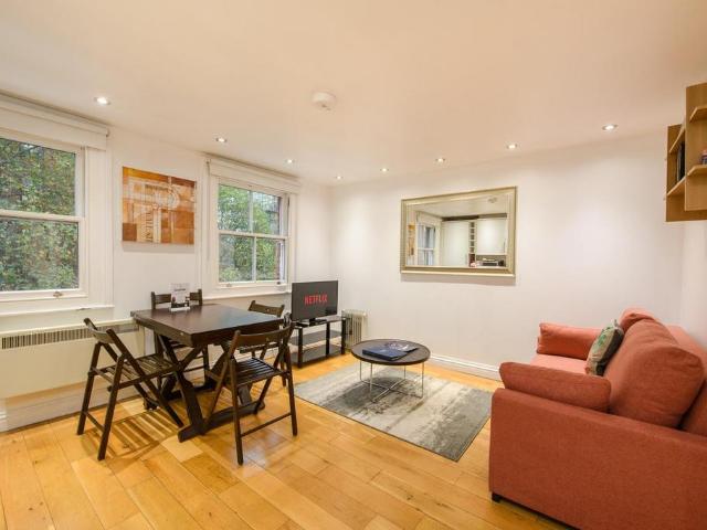 Theobalds Road, London WC1X 1 bed apartment to rent £4,000 pcm £923 pw