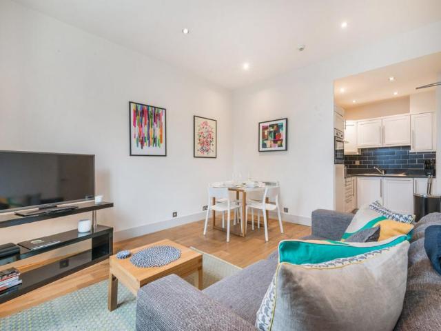 Theobalds Road, London WC1X 1 bed apartment to rent £3,000 pcm £692 pw