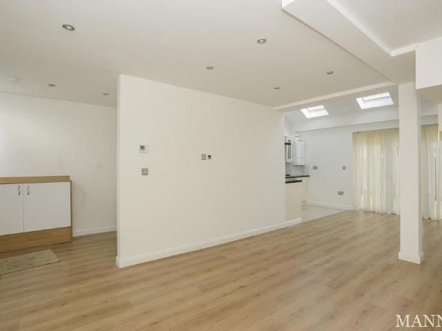 Theodore Road, London, SE13 2 bed mews to rent £2,200 pcm £508 pw