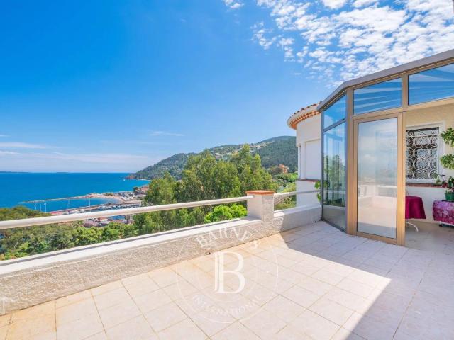 Theoule Sur Mer Villa Avec 2 Appartements + 1 Appartement. 283m² Théoule sur Mer
