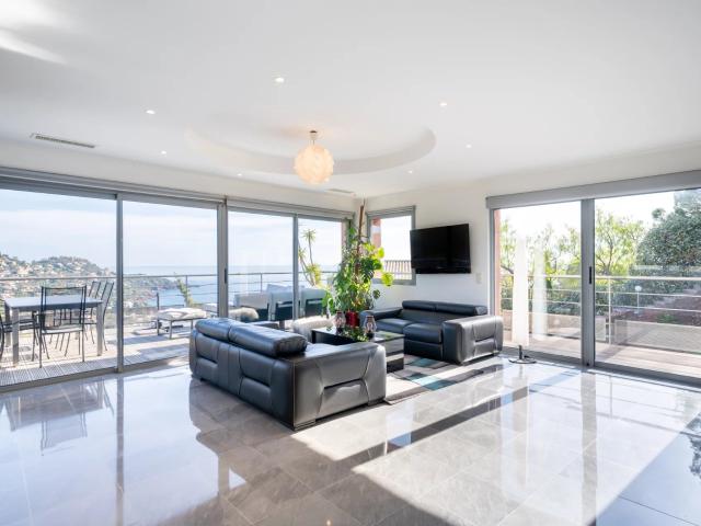 Théoule: villa contemporaine avec vue panoramique sur la me. 183m² Théoule sur Mer