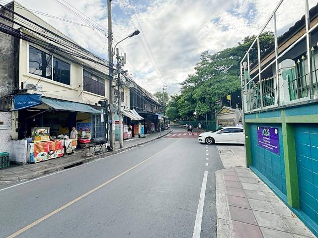 ที่ดิน 122 ตรว. มีบ้านและตึกแถว ตรงข้ามรร.ทวีธาภิเษก ใกล้รพ.ศิริราช และวัดอรุณ