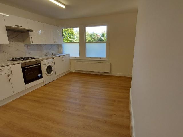 Thicket Road, Crystal Palace SE20, 2 bed flat to rent, £1,750 pcm | PrimeLocation