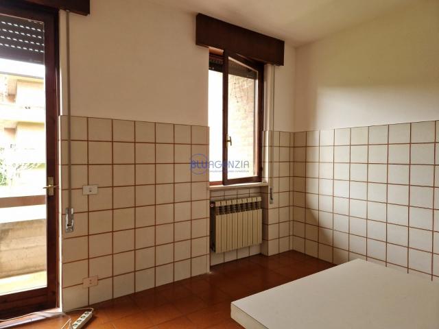Thiene ZONA CARABINIERI AFFITTASI APPARTAMENTO COMPLETAMENTE ARREDATO CON GIARDINO CONDOMINIALE