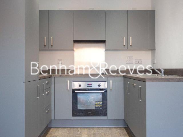 Thimble Crescent, Wallington, SM6 2 bed apartment to rent £1,700 pcm £392 pw