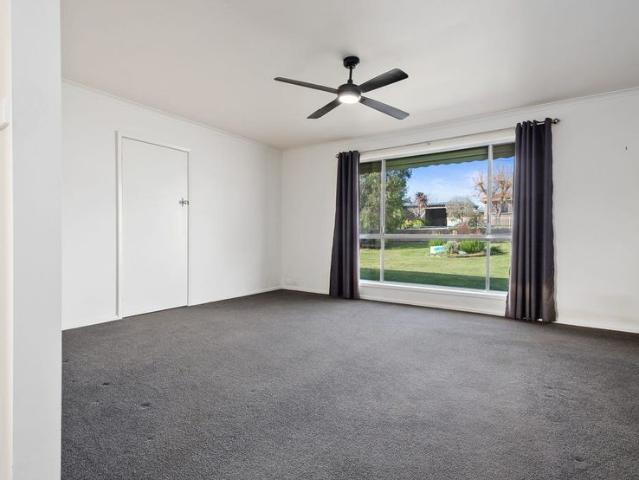 Spacious 3 Bedroom Home with Excellent Shedding – Walk to Shops & Schools