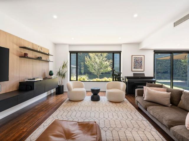 Exceptional Family Residence in a Parkside Position