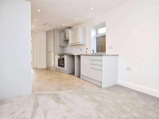 Third Avenue, Dagenham, RM10