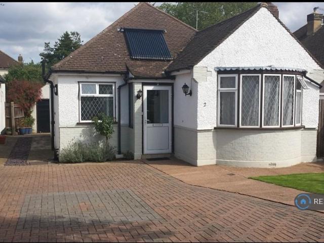 Third Close, West Molesey, KT8 3 bed bungalow to rent £2,600 pcm £600 pw