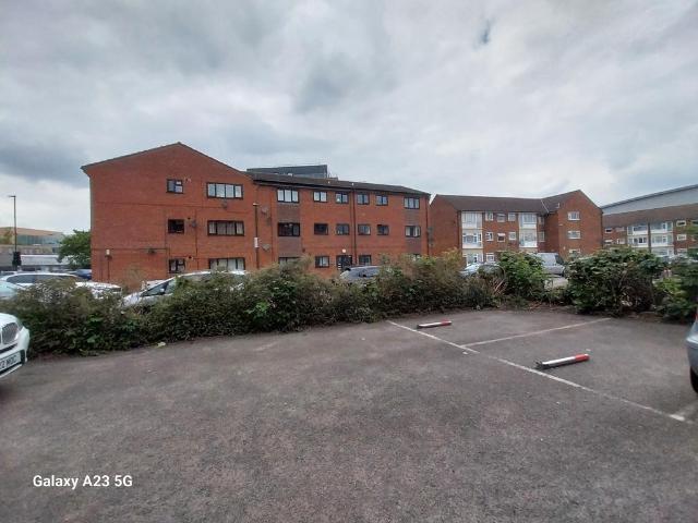 Thirkleby Close, Slough, SL1 2 bed flat to rent £1,550 pcm £358 pw