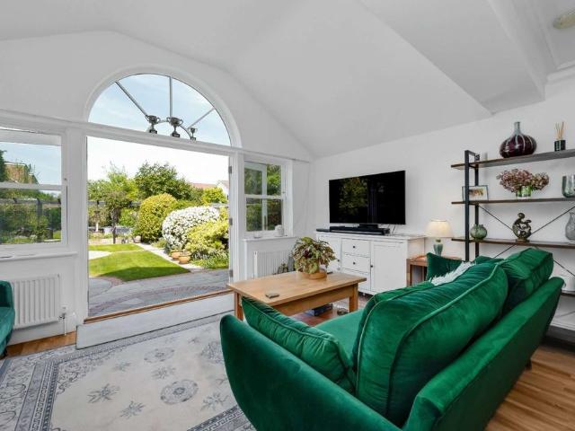 This modern family home offers beautifully presented open plan accommodation, conveniently located between Walton Station and town centre