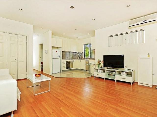 This modern generous proportioned 1 bed plus study apartment is set in a boutique block of just 15, located in a quiet street