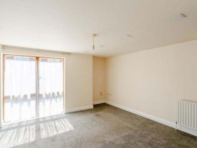 This modern one bedroom ground floor apartment is located on West Street in Bedminster, within walking distance of the city centre and local amenities.The property comes with allocated parking and is offered Unfurnished and is available in May. EPC B