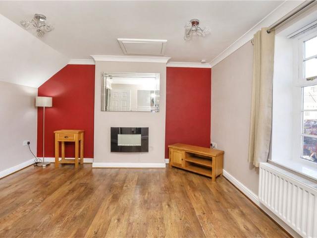 This one bedroom furnished enclosed end of terraced property offers all that is required for comfortable modern life including additional office. It is ideally situated in a quiet residential area, just off the very popular Bishopthorpe Road