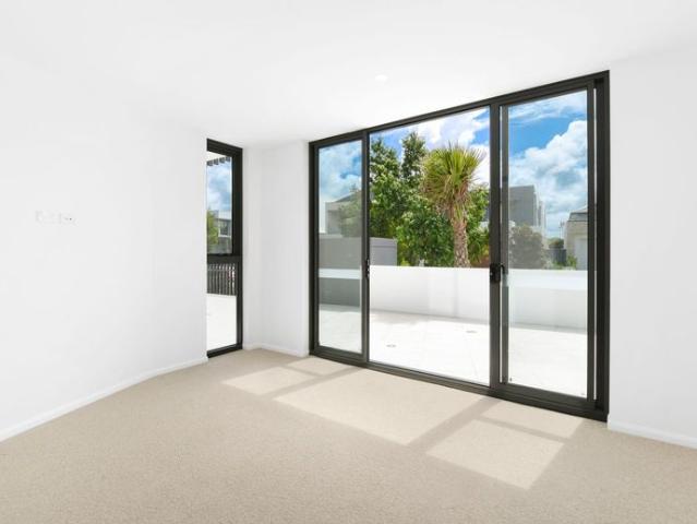 This apartment is located within the highly sought after Hope Island Resort Precinct