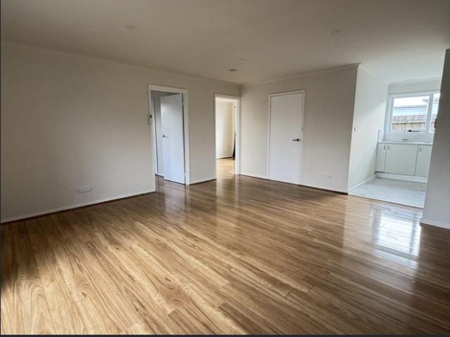 This beautiful 2 bedroom hour is located close to shops and parks