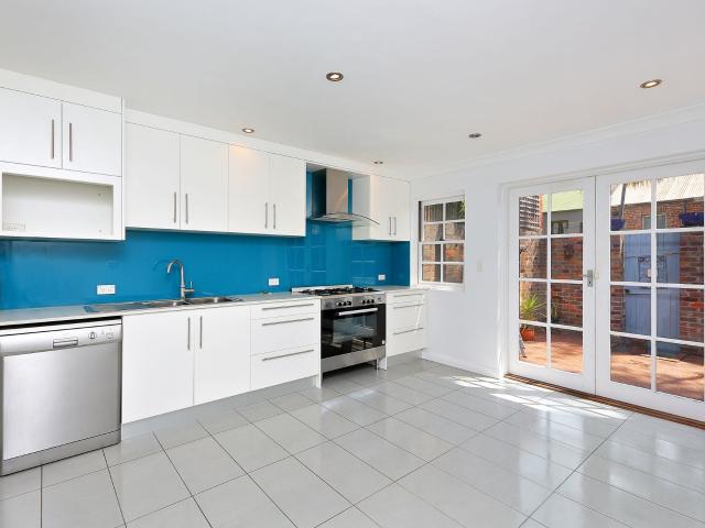 This beautiful two bedroom terrace is perfectly positioned in Pyrmont’s charming urban village. Light filled throughout, modern kitchen with stainless steel appliances, stone benchtops and combined dining area, two modern bathrooms, air conditioned, inter