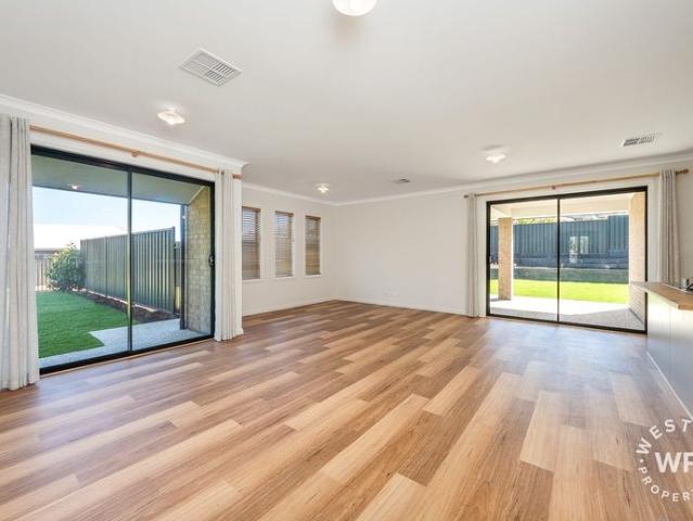 THIS BEAUTIFUL HOME IS ONE NOT TO BE MISSED AND WITH A YARD OF APPROX. 800m2 FOR THE KIDS