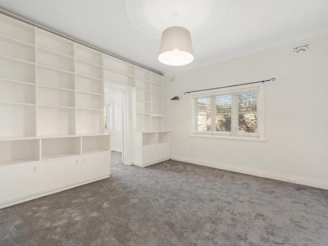 This character filled 2 bedroom Art Deco apartment is in a boutique block on Glebe Point. Recently painted & carpeted throughout, a modern eat in kitchen with gas cooking, good bathroom with bath tub & huge master bedroom with a built in wardrobe. The bl
