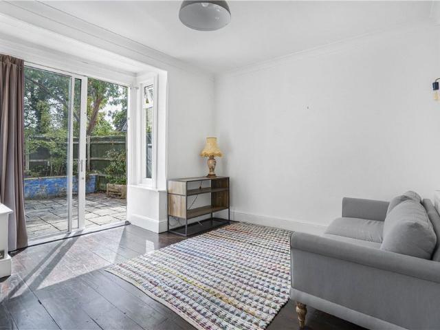 This charming and unique two bedroom Victorian conversion offers generous living space and character features throughout. Set in a desirable location just a 10 minute walk from Summertown, the property enjoys excellent transport links with easy access to Oxford city centre