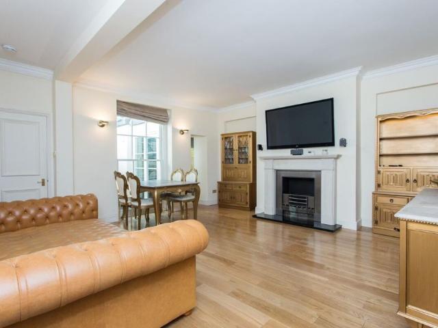 This charming lower ground floor flat is in a beautiful white stucco terraced house in the highly sought after area of Little Venice