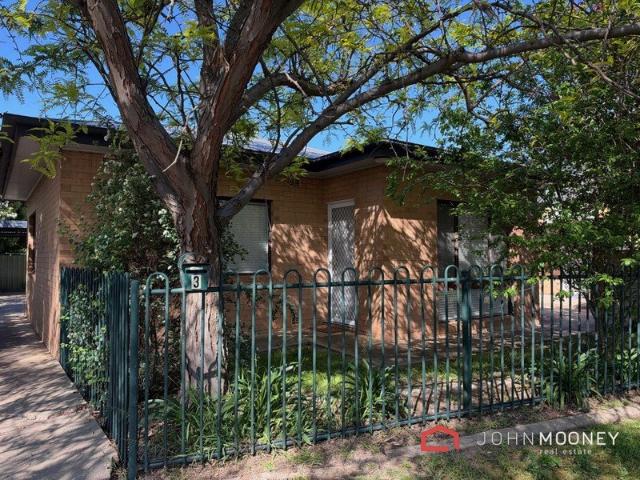 This complex is peacefully set in a great location and only moments' walk to the main street, cafes and restaurants