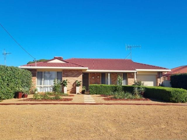 Looking for more space, less stress, and incredible value just minutes from Dubbo? Welcome to Narromine living at its best