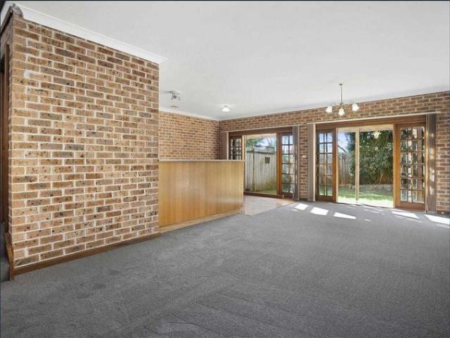 This delightful double storey townhouse is situated in a boutique block