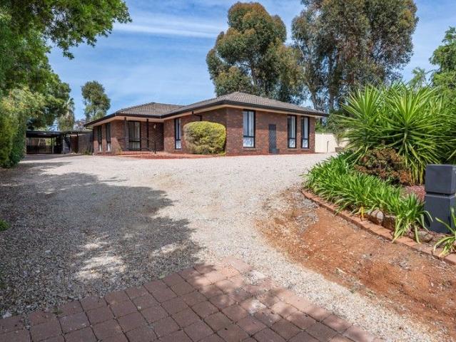 Renovated Family Retreat Moments From The Murray River